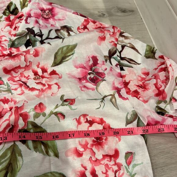 Show me your MuMu NWOT Floral Robe with belt in 100% Polyester. - Picture 5 of 6